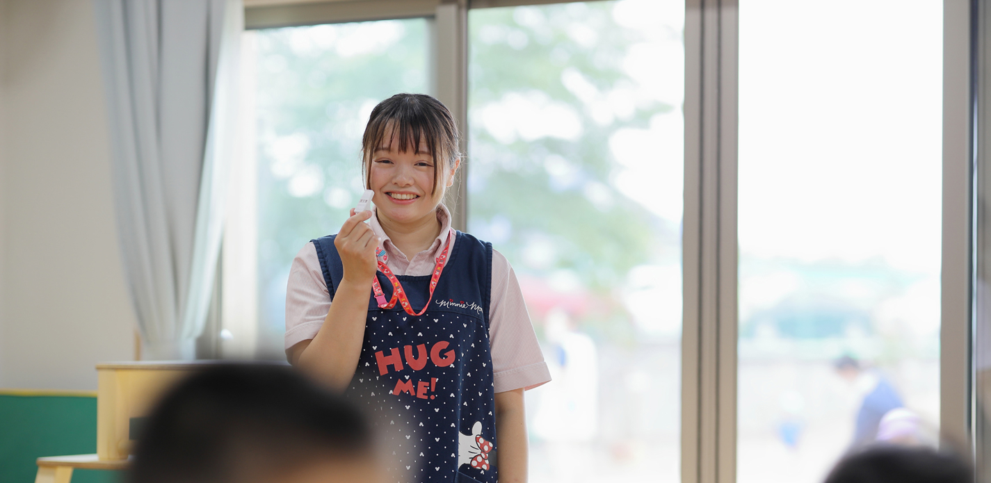 笑顔で子どもたちに寄り添う保育士