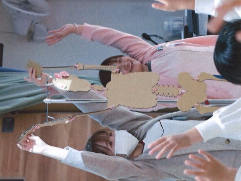 骨の模型を使った健康講座で、講師の話にこたえて元気に手をあげる子どもたち
